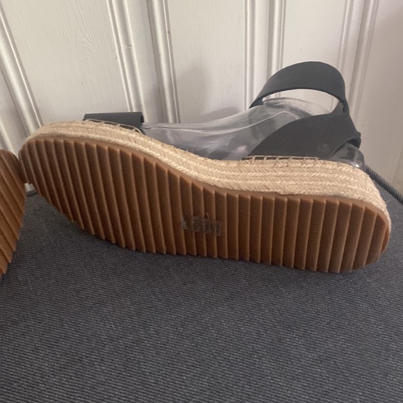 Franco Sarto - black leather platform sandals - rubber soles like… - Picture 6 of 7